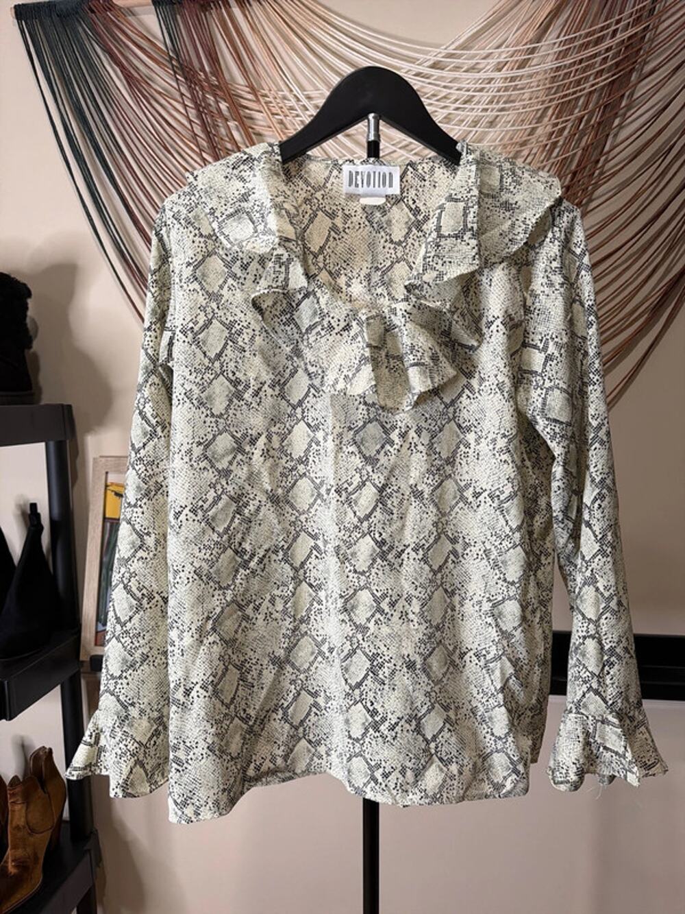 Devotion, snake print blouse with ruffle cuff L 2928